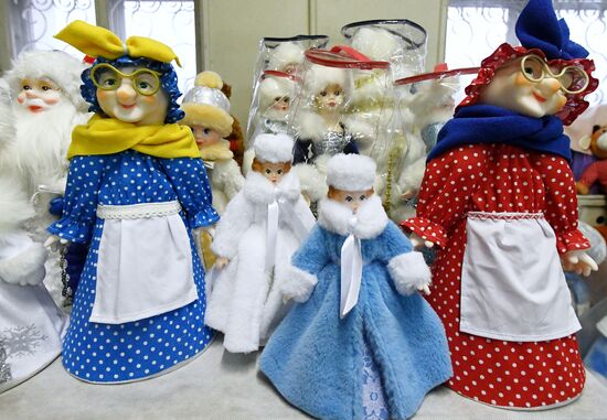 Производство новогодних игрушек на фабрике "Бирюсинка" в Красноярске