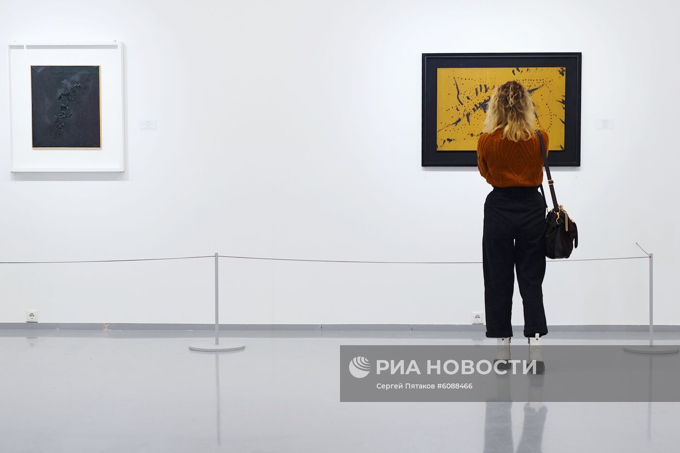 Открытие ретроспективной выставки итальянского художника Лучо Фонтаны