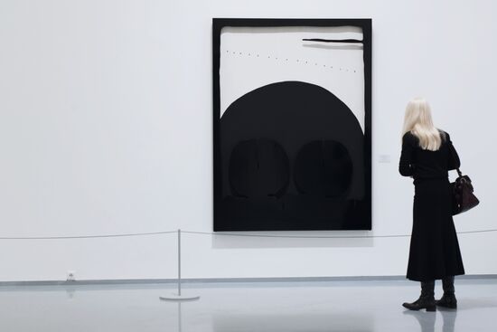 Открытие ретроспективной выставки итальянского художника Лучо Фонтаны