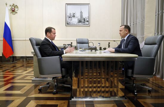 Премьер-министр РФ Д. Медведев встретился с губернатором Курганской области В. Шумковым