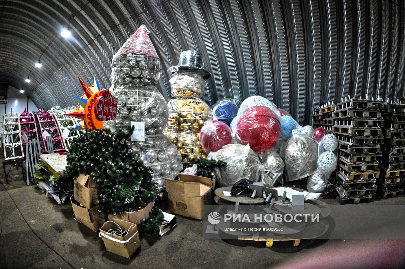 Подготовка украшений для новогоднего оформления Москвы