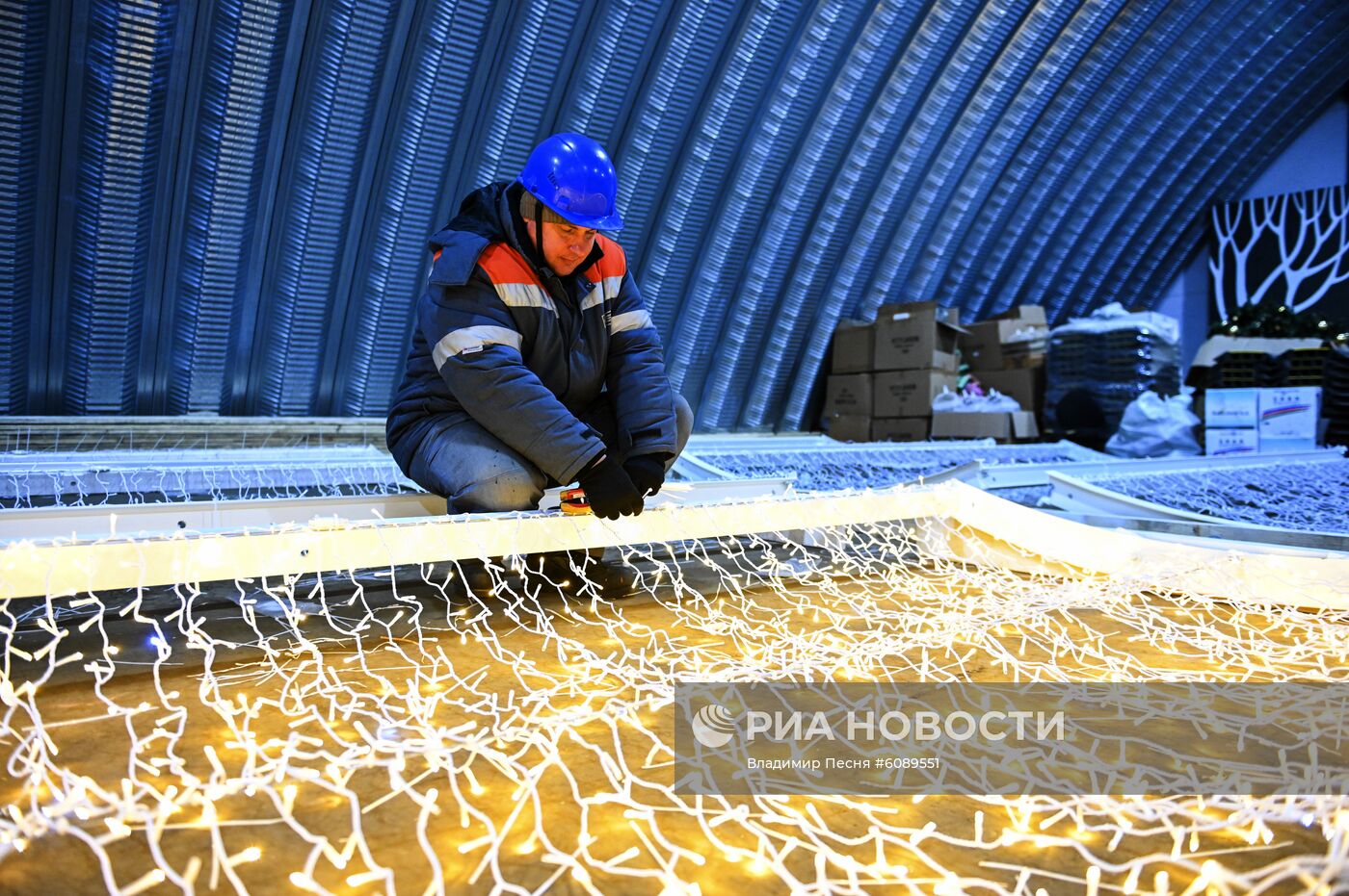 Подготовка украшений для новогоднего оформления Москвы