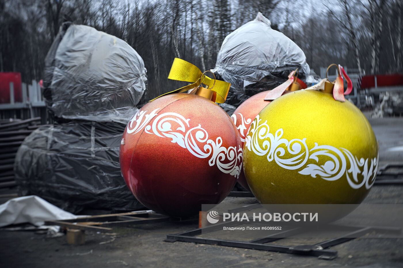 Подготовка украшений для новогоднего оформления Москвы