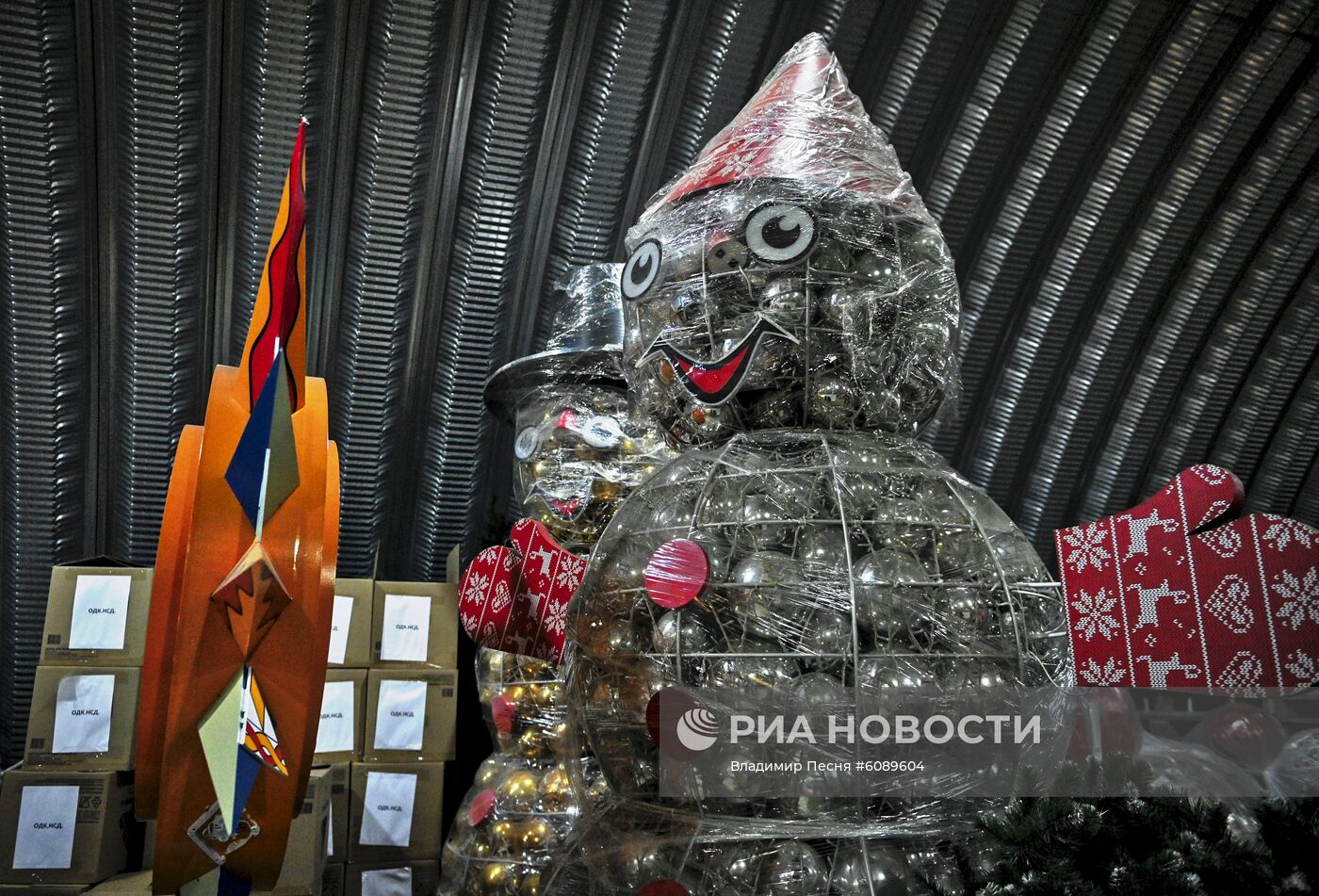 Подготовка украшений для новогоднего оформления Москвы