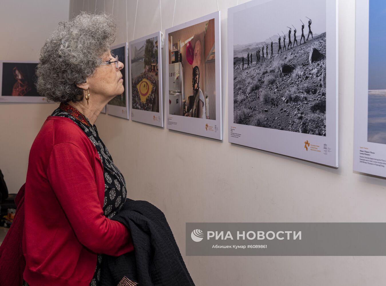 Посетительница на выставке победителей Международного конкурса фотожурналистики имени Андрея Стенина в галерее AIFACS Gallery в Нью-Дели. Конкурс организован МИА "Россия сегодня" под эгидой Комиссии РФ по делам ЮНЕСКО, его цель - поддержать молодых фотографов и привлечь общественное внимание к задачам современной фотожурналистики. В 2019 году на конкурс было подано почти 6000 работ из 80 стран, выставка лауреатов пройдет в нескольких городах мира.
Место: Индия, Нью-Дели. Автор: Абхишек Кумар/РИА Новости. Открытие выставки победителей конкурса им. А. Стенина в Нью-Дели
