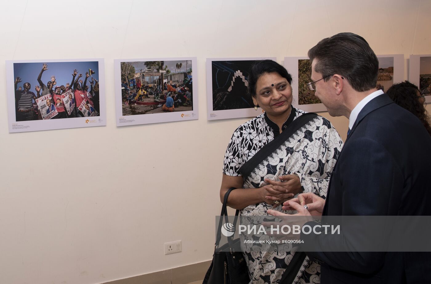 Посетители на выставке победителей Международного конкурса фотожурналистики имени Андрея Стенина в галерее AIFACS Gallery в Нью-Дели. Конкурс организован МИА "Россия сегодня" под эгидой Комиссии РФ по делам ЮНЕСКО, его цель - поддержать молодых фотографов и привлечь общественное внимание к задачам современной фотожурналистики. В 2019 году на конкурс было подано почти 6000 работ из 80 стран, выставка лауреатов пройдет в нескольких городах мира. Место: Индия, Нью-Дели. Автор: Абхишек Кумар/РИА Новости. Открытие выставки победителей конкурса им. А. Стенина в Нью-Дел