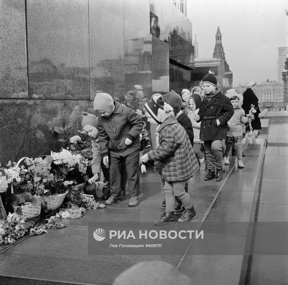 Дети у Мавзолея В.И.Ленина