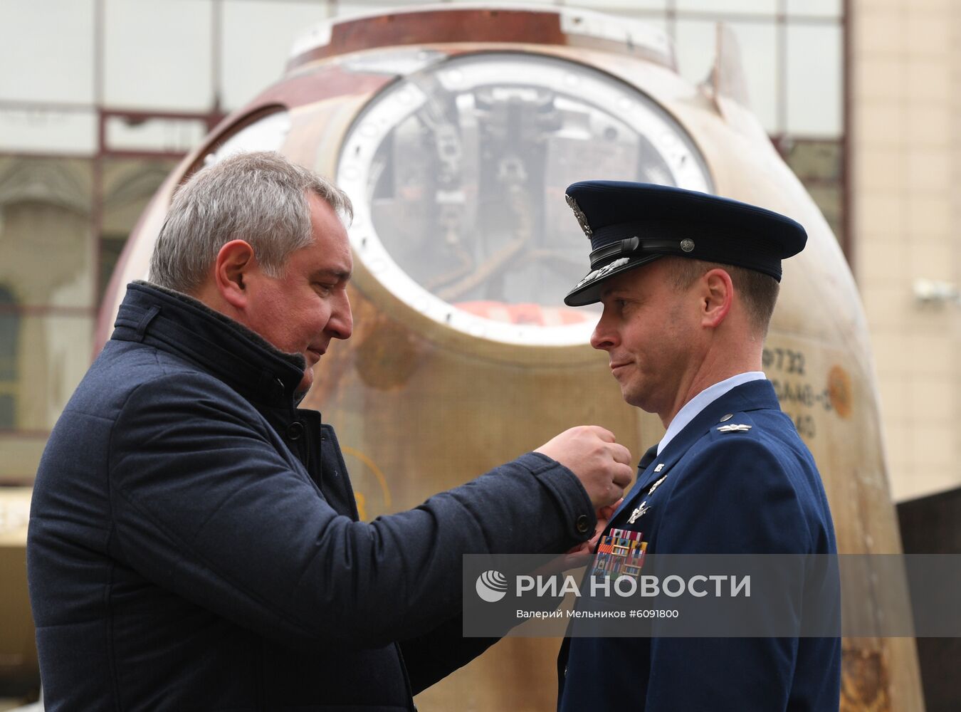 Открытие памятника "Союз МС-10"