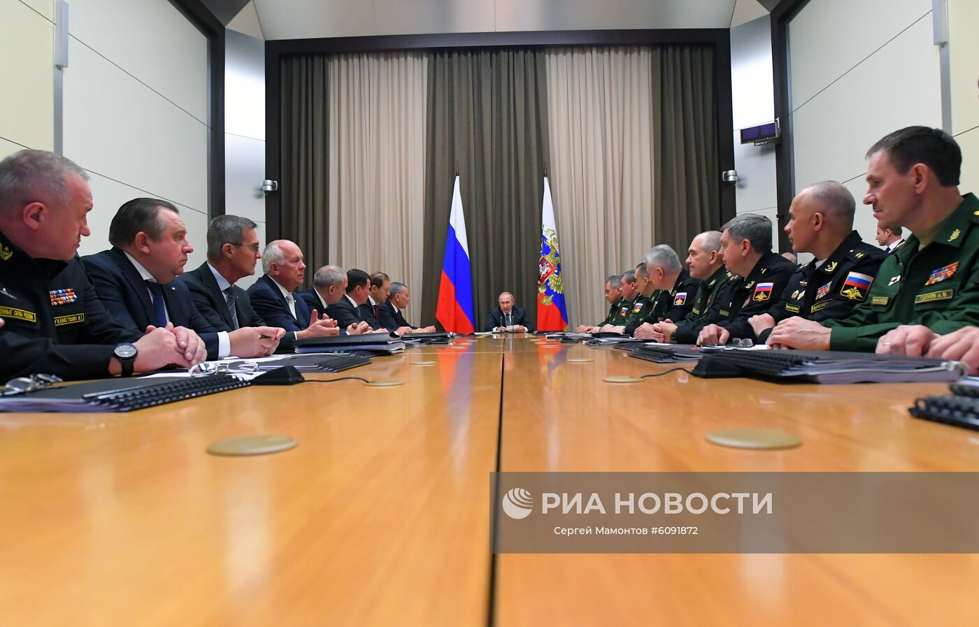 Президент РФ В. Путин провел совещание с руководством Минобороны РФ и представителями оборонной промышленности