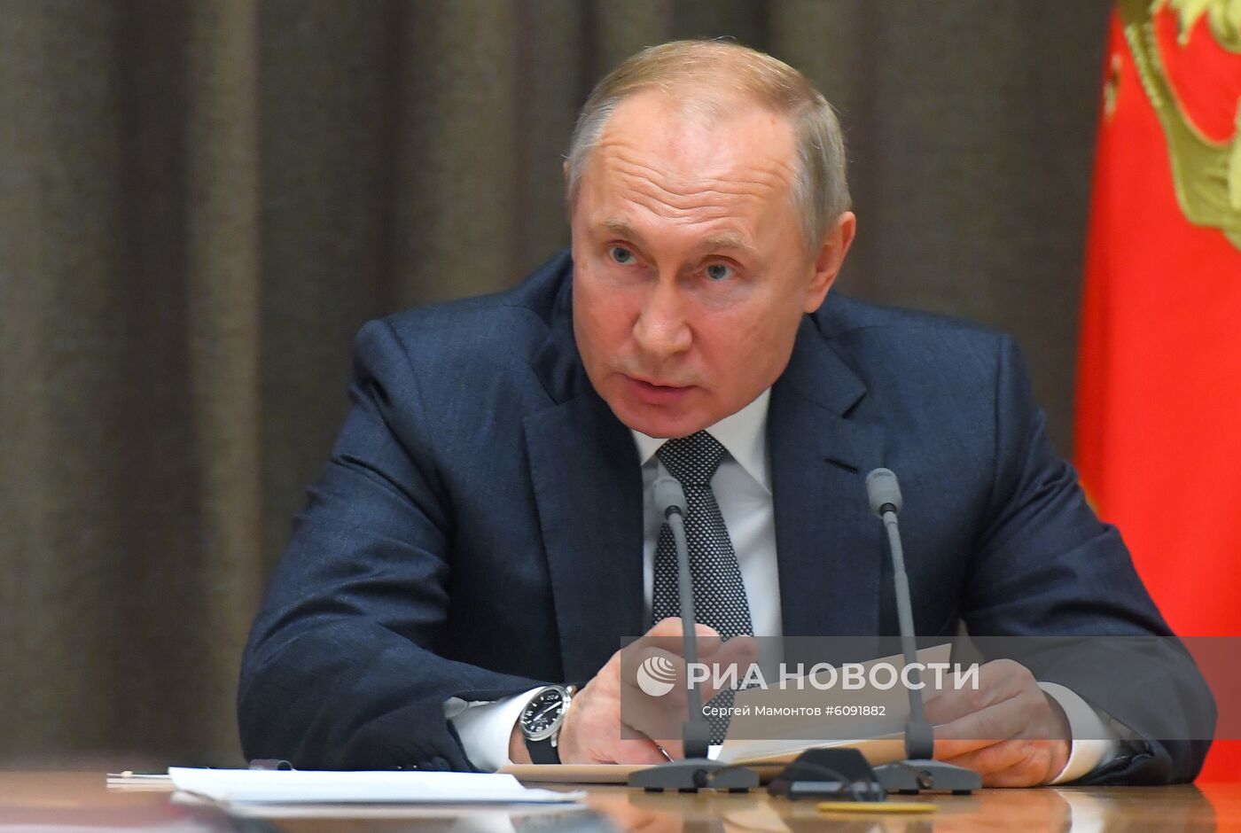 Президент РФ В. Путин провел совещание с руководством Минобороны РФ и представителями оборонной промышленности