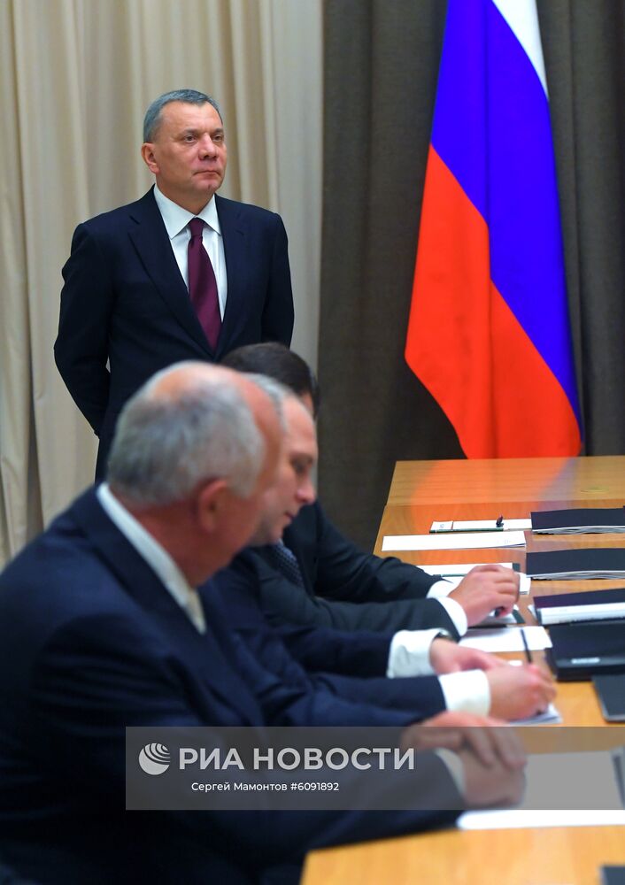 Президент РФ В. Путин провел совещание с руководством Минобороны РФ и представителями оборонной промышленности