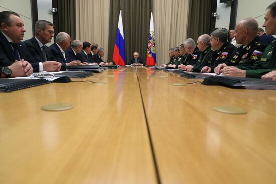Президент РФ В. Путин провел совещание с руководством Минобороны РФ и представителями оборонной промышленности