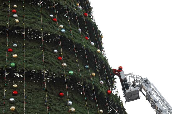 Установка главной новогодней елки в Красноярске