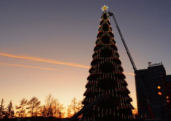 Установка главной новогодней елки в Красноярске