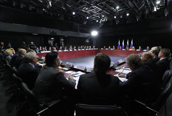 Премьер-министр РФ Д. Медведев провел совещание по контрольно-надзорной деятельности