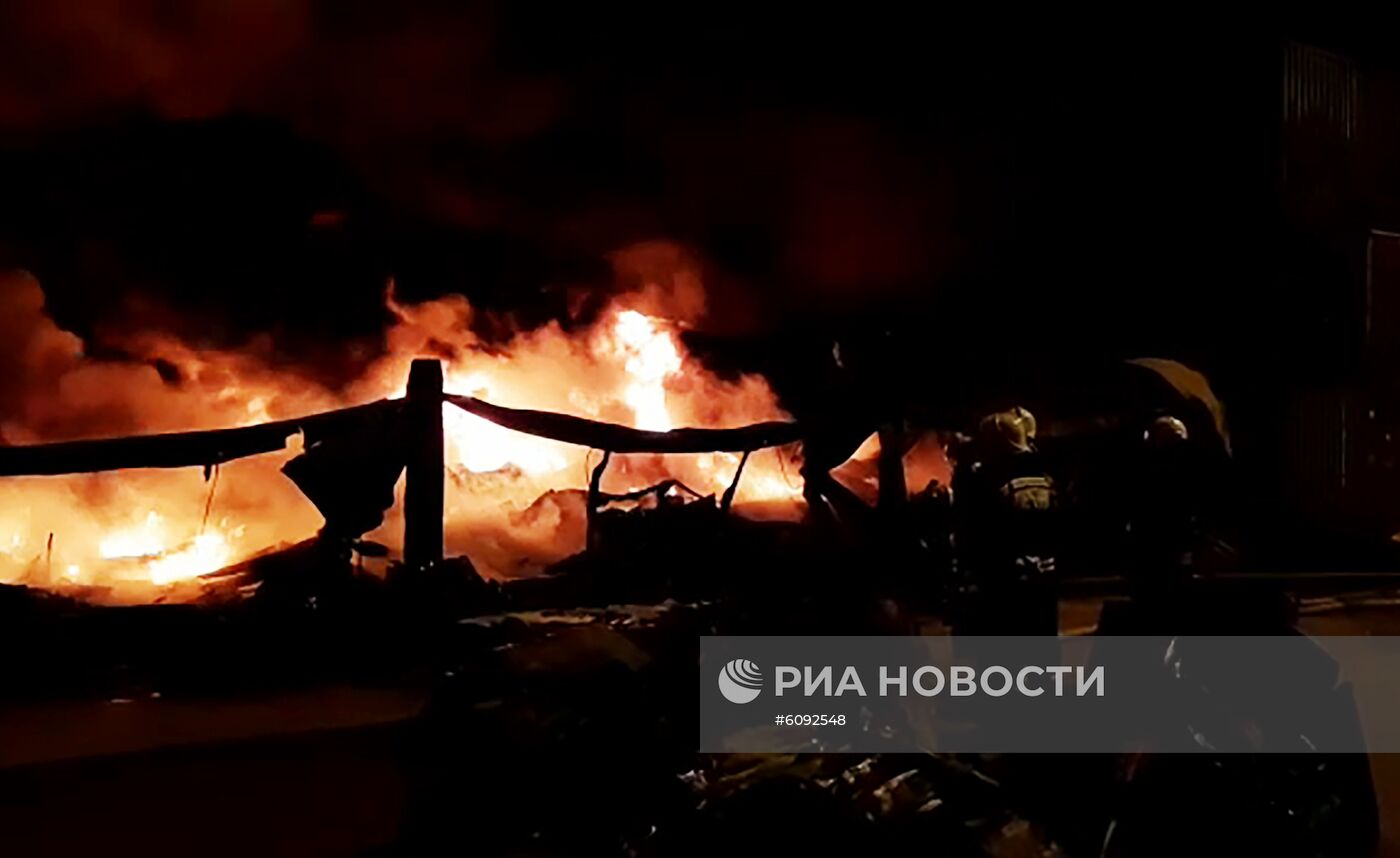 Пожар в ангаре в Петербурге
