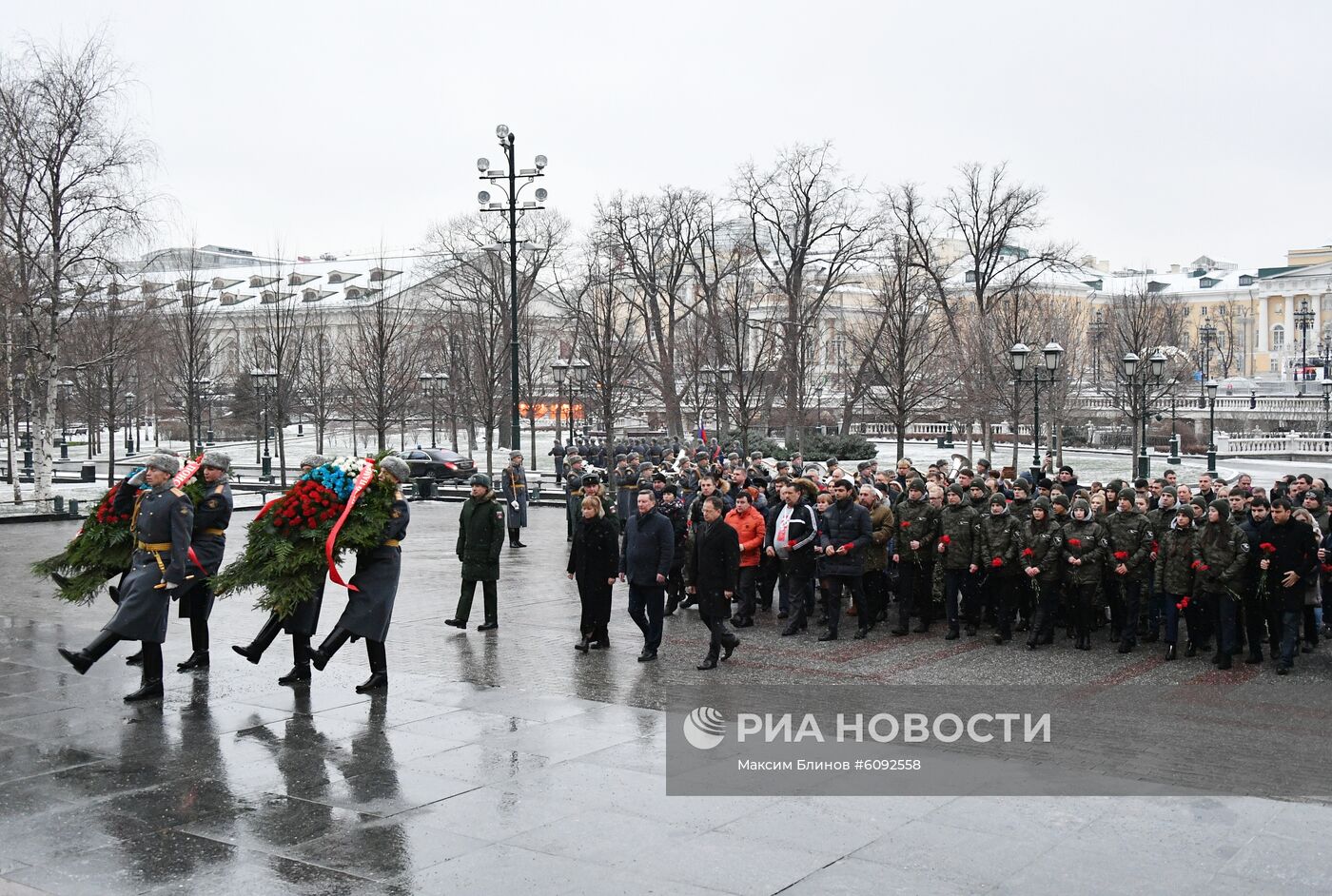Возложение цветов к мемориалу "Могила Неизвестного Солдата" в Александровском саду