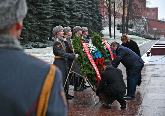 Возложение цветов к мемориалу "Могила Неизвестного Солдата" в Александровском саду