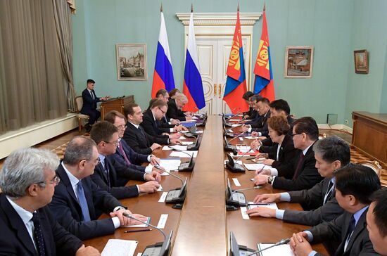 Премьер-министр РФ Д. Медведев встретился с премьер-министром Монголии У. Хурэлсухом