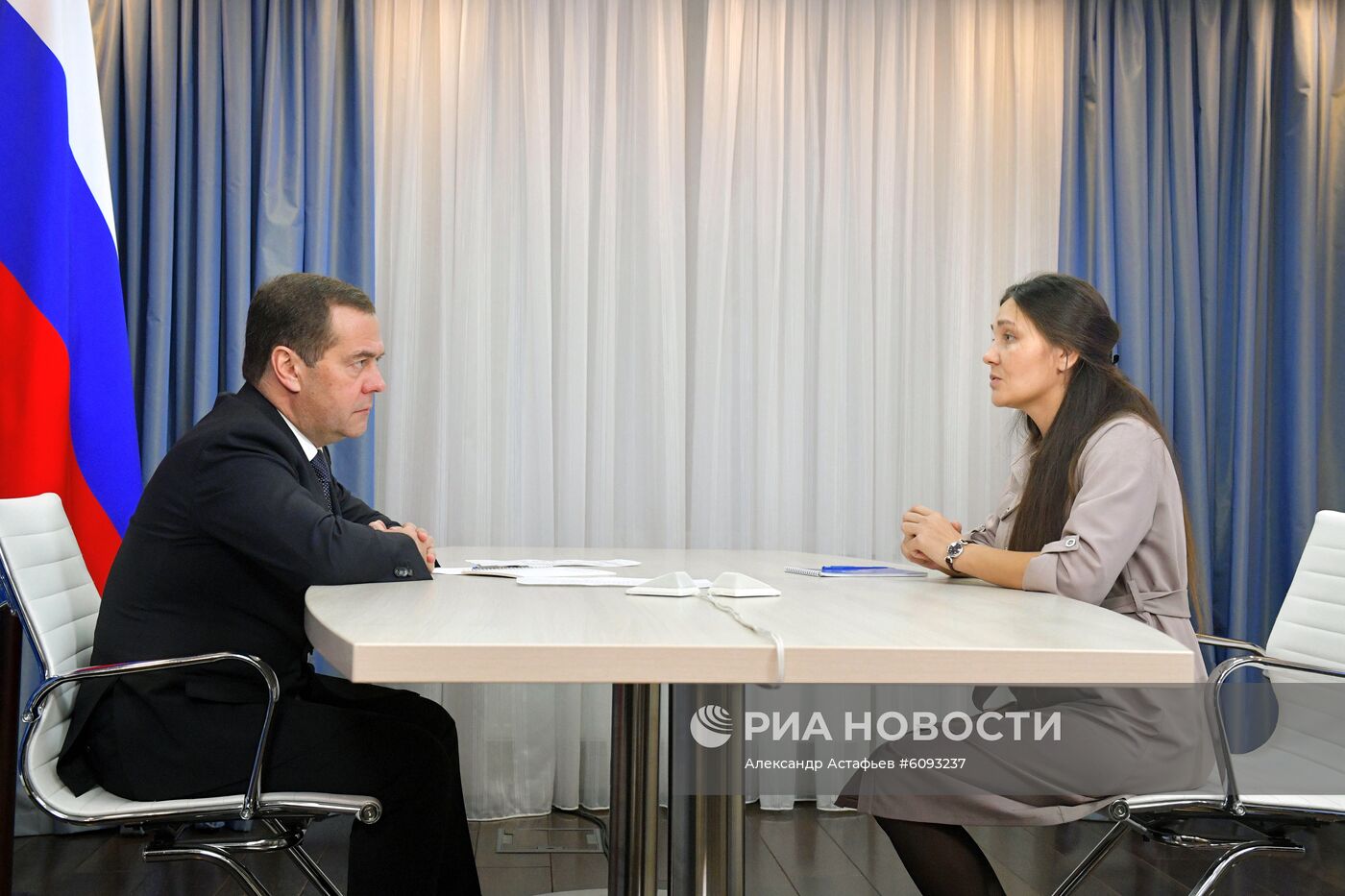 Премьер-министр РФ, председатель партии "Единая Россия" Д. Медведев провел прием граждан в приемной партии ЕР в Москве