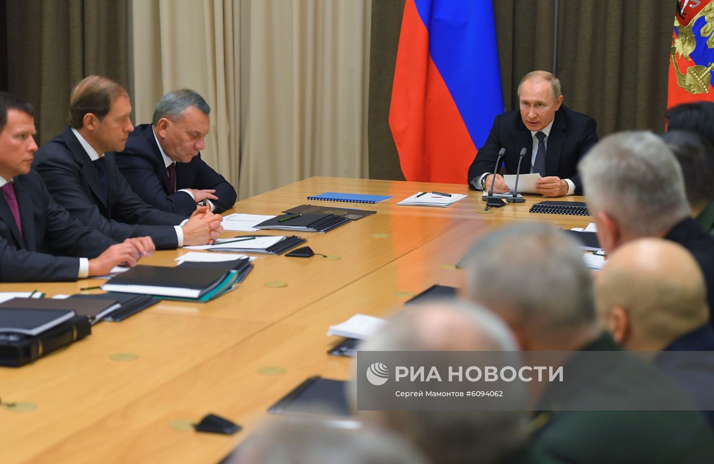 Президент РФ В. Путин провел совещание с руководством Минобороны и предприятий ОПК
