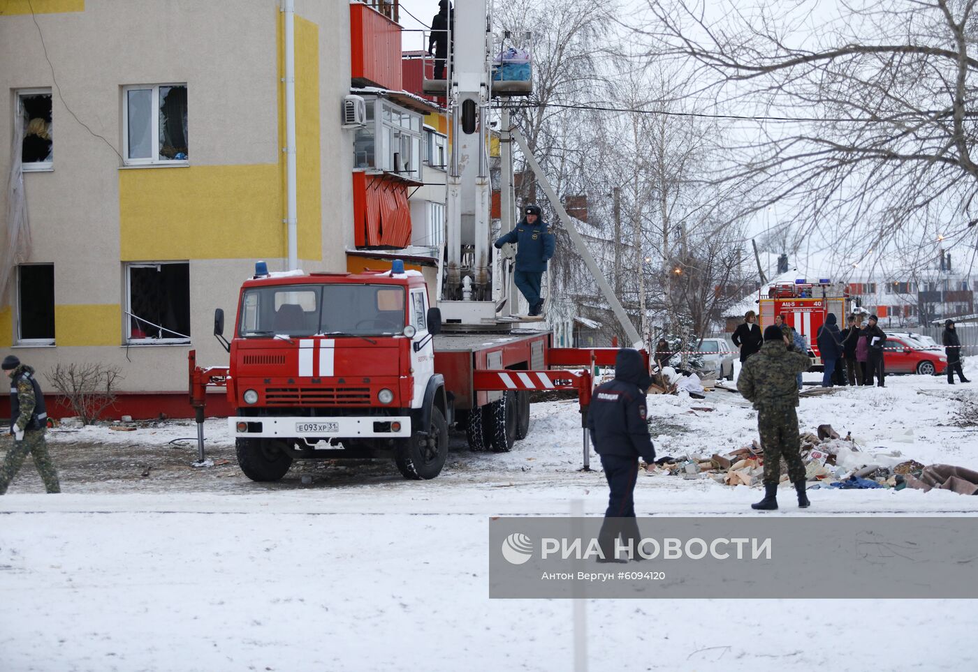 Разбор завалов на месте взрыва газа в Белгородской области