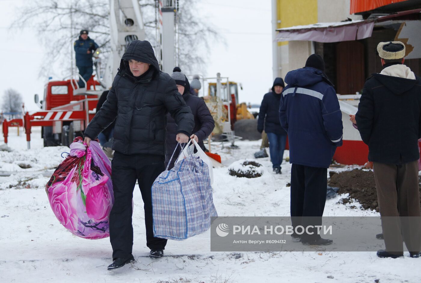 Разбор завалов на месте взрыва газа в Белгородской области