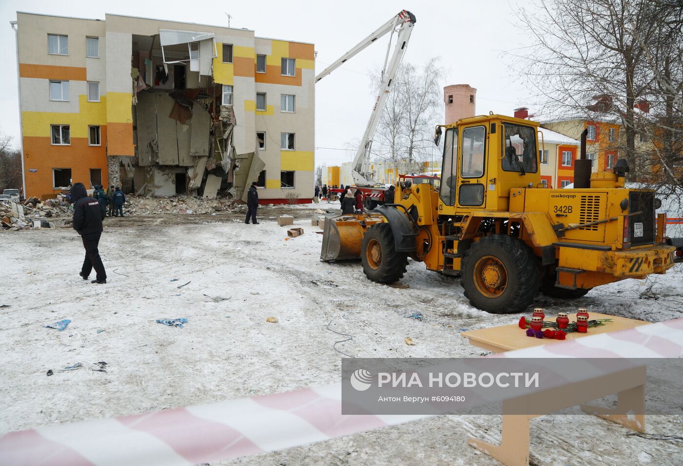 Разбор завалов на месте взрыва газа в Белгородской области