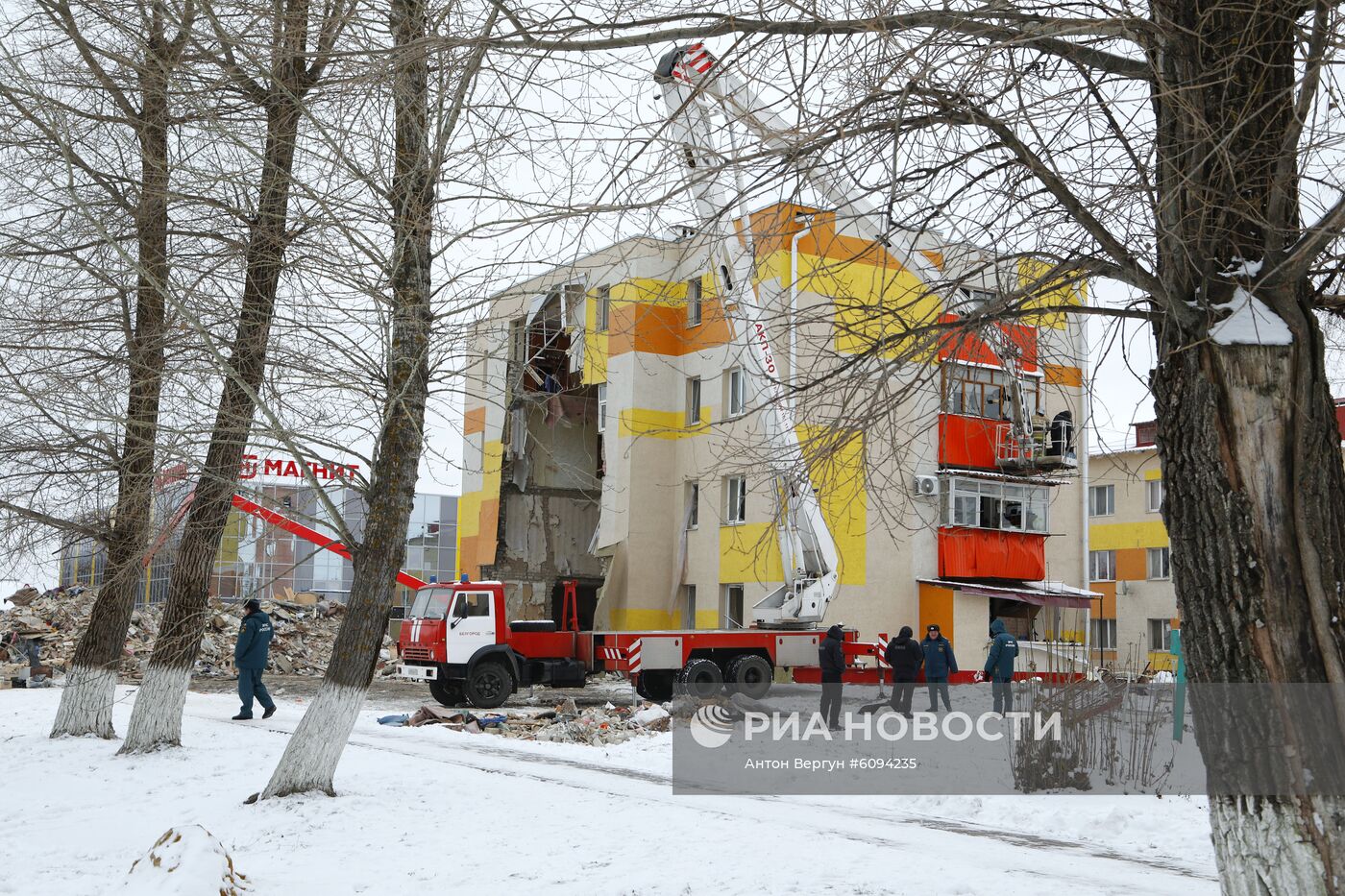 Разбор завалов на месте взрыва газа в Белгородской области