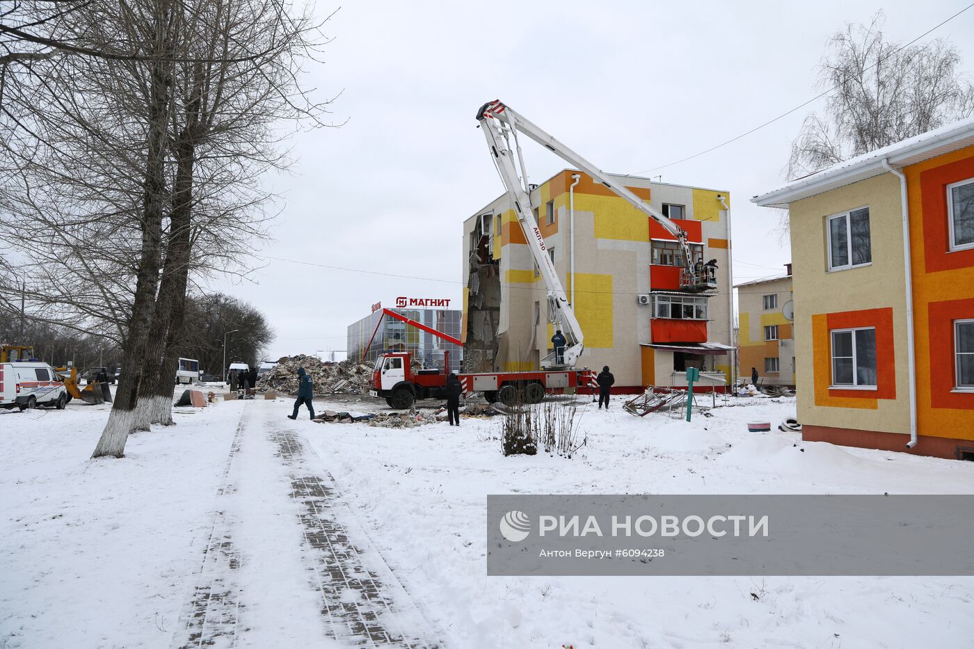 Разбор завалов на месте взрыва газа в Белгородской области