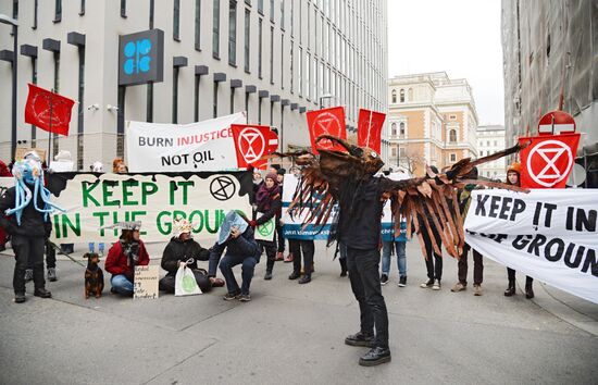 Акция протеста экоактивистов у штаб-квартиры ОПЕК