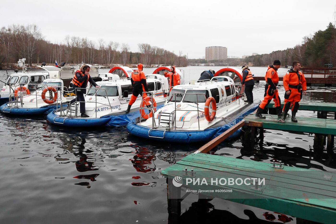 Учения спасателей на Москве-реке