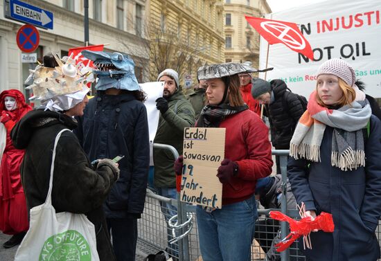 Акция протеста экоактивистов у штаб-квартиры ОПЕК