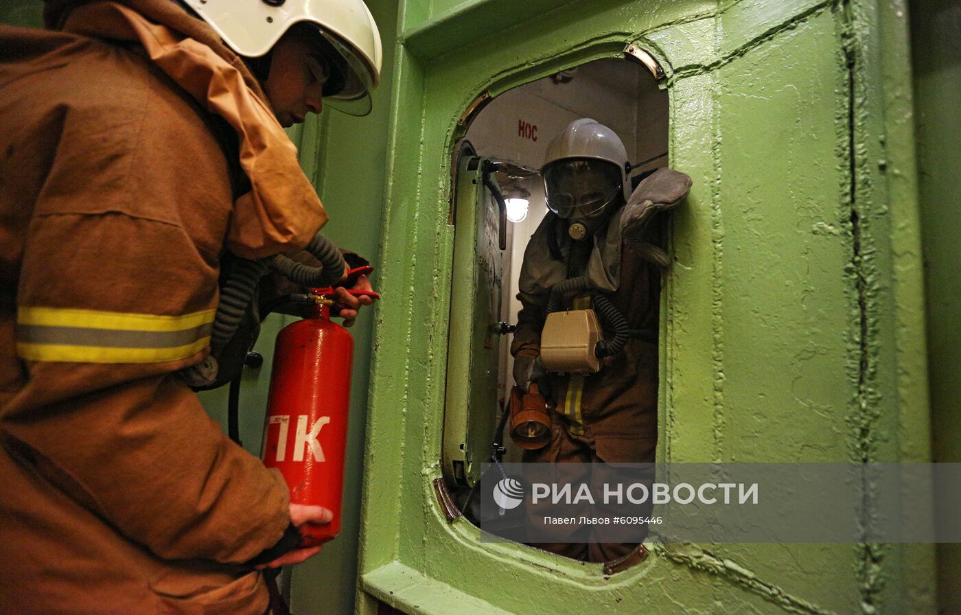 Тренировка пожарной команды на атомном ракетном крейсере "Петр Великий". Место: Россия, Мурманская область, Североморск. Автор: Павел Львов/РИА Новости. Атомный ракетный крейсер "Петр Великий"
