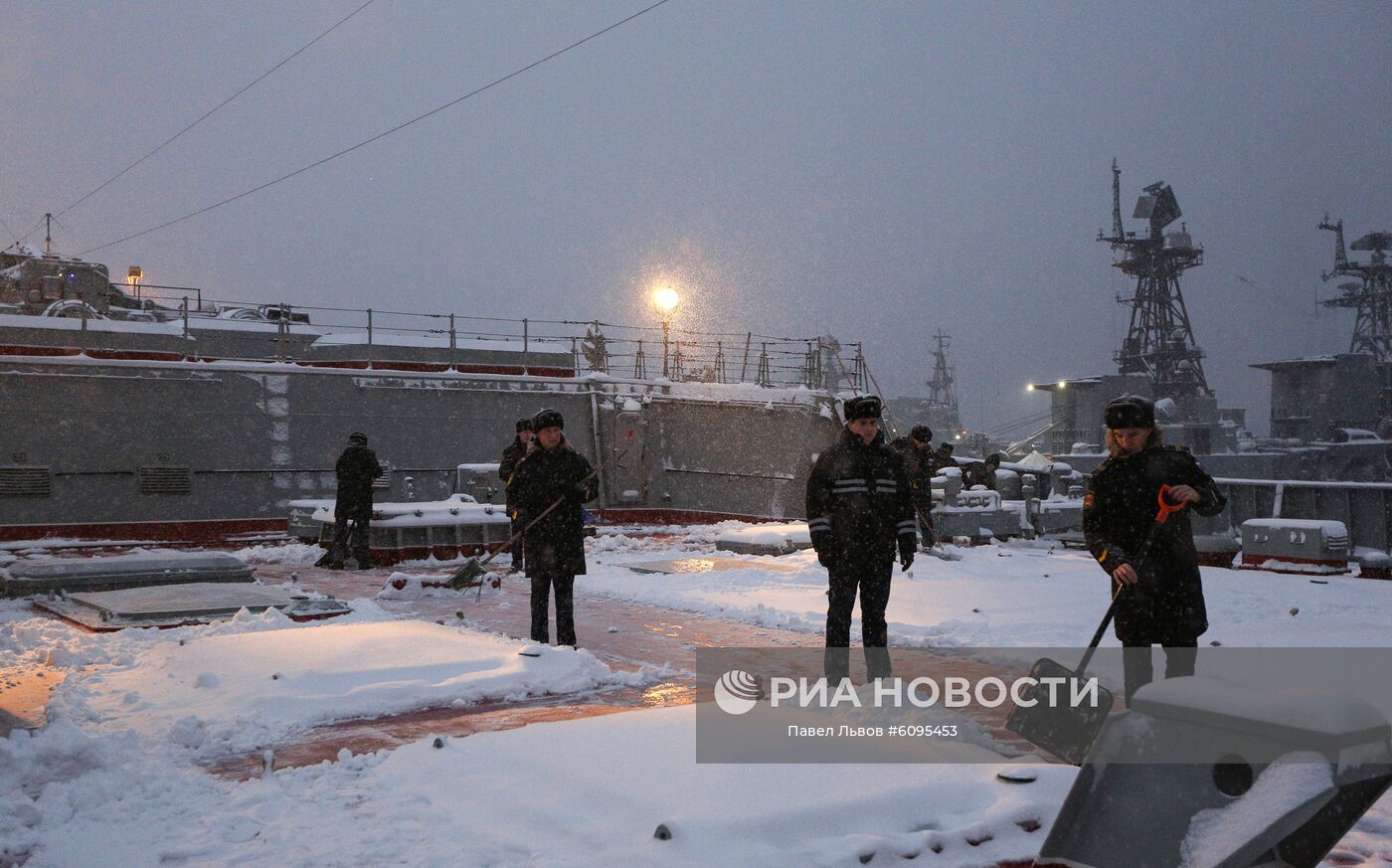 Матросы очищают от снега пусковые шахты ракетного комплекса "Гранит" на атомном ракетном крейсере "Петр Великий". Место: Россия, Мурманская область, Североморск. Автор: Павел Львов/РИА Новости. Атомный ракетный крейсер "Петр Великий"