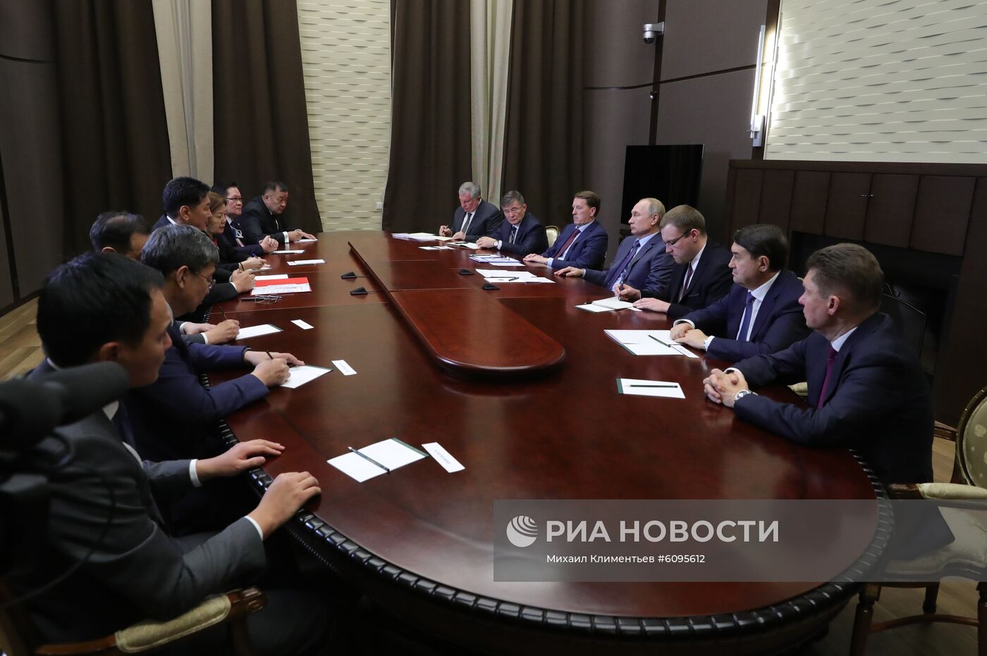 Президент РФ В. Путин встретился с премьер-министром Монголии У. Хурэлсухом