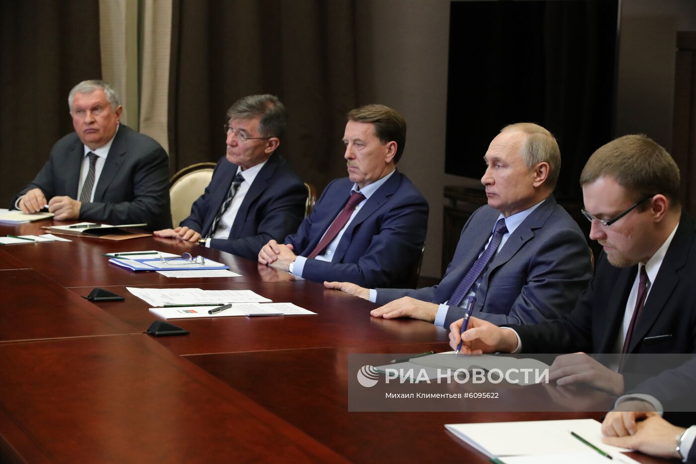 Президент РФ В. Путин встретился с премьер-министром Монголии У. Хурэлсухом