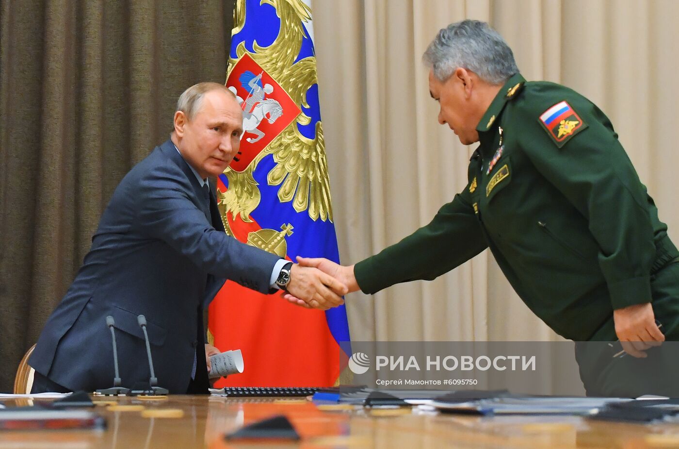 Президент РФ В. Путин провел совещание с руководством Минобороны и предприятий ОПК