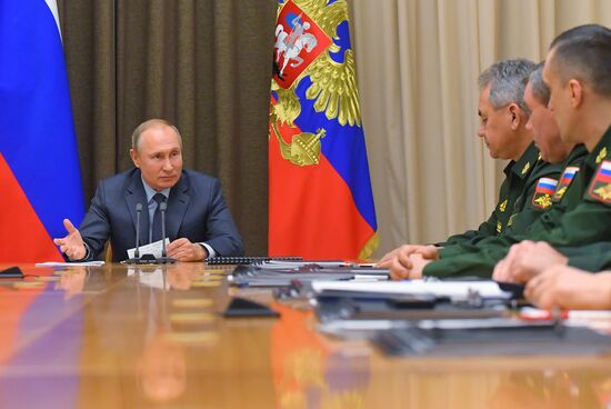Президент РФ В. Путин провел совещание с руководством Минобороны и предприятий ОПК