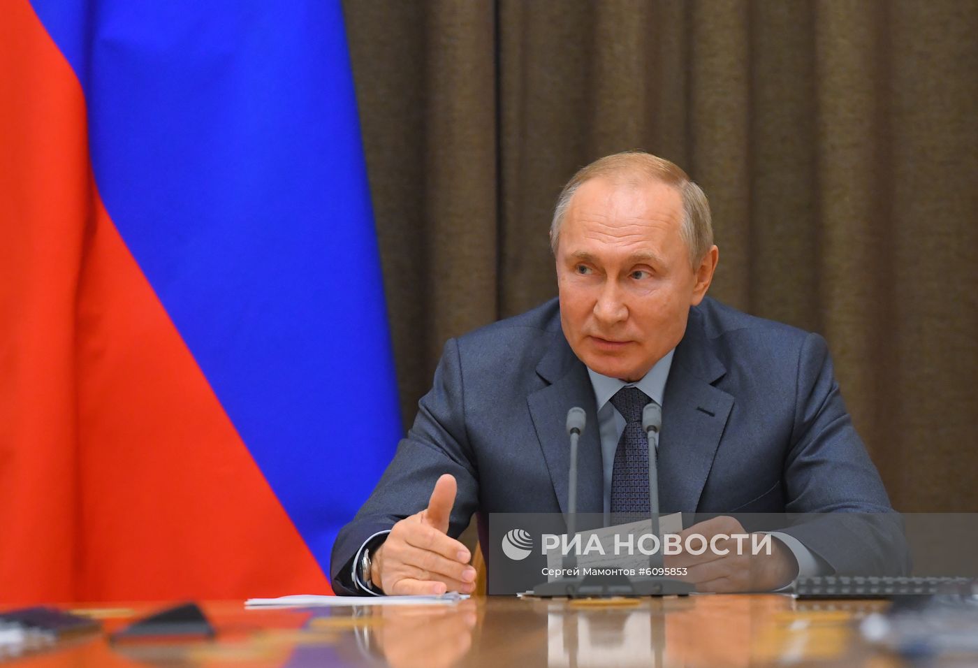 Президент РФ В. Путин провел совещание с руководством Минобороны и предприятий ОПК