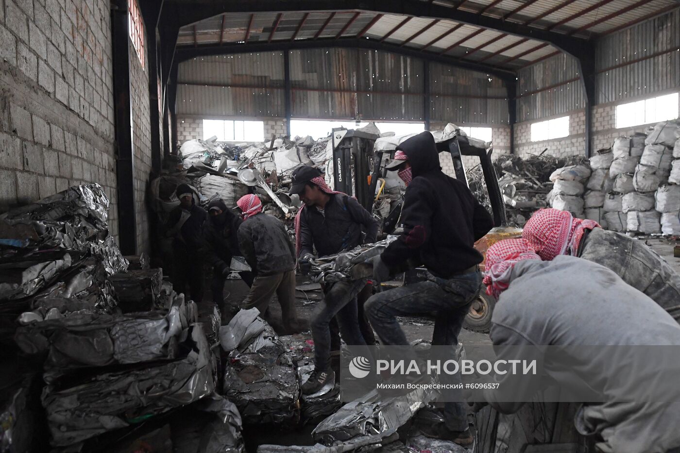 Производство алюминия на частном заводе вблизи Дамаска