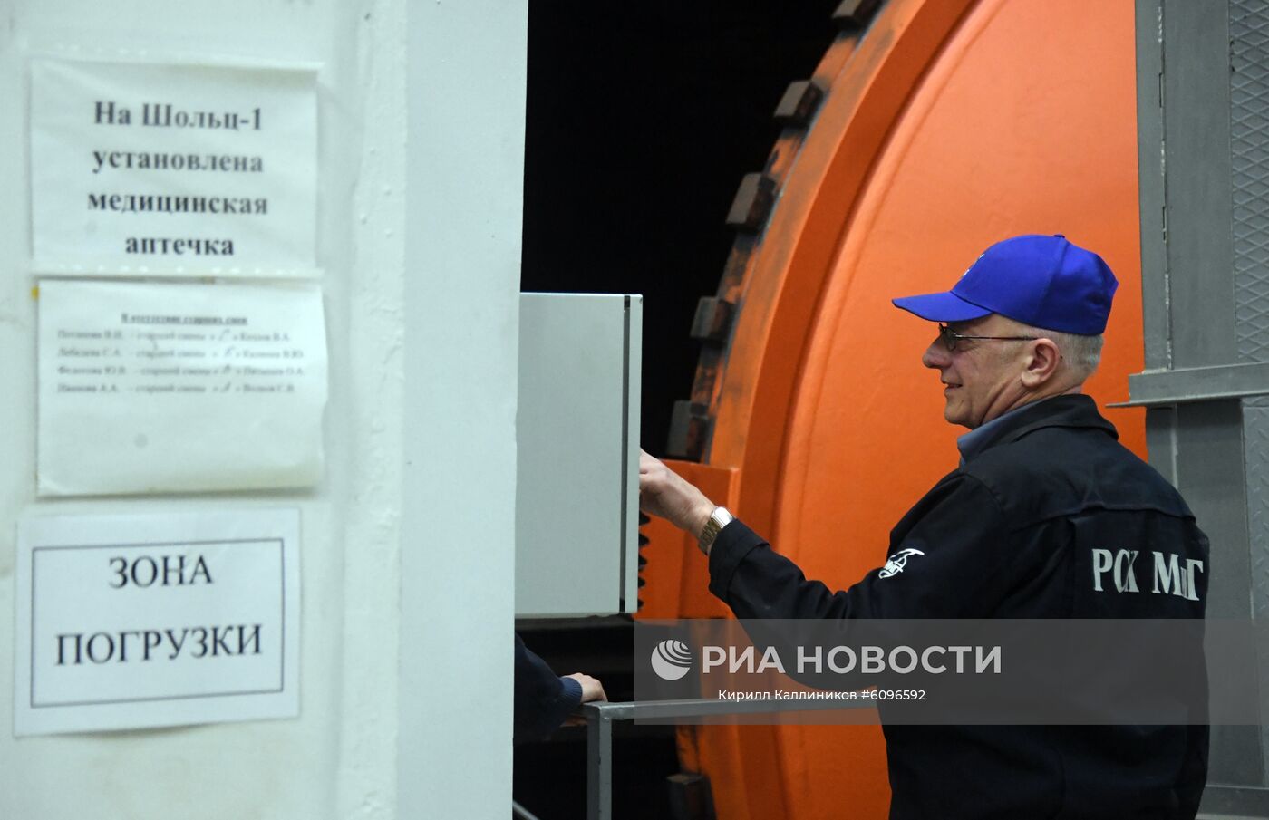 Сотрудник Луховицкого авиационного завода им. П.А. Воронина в Московской области. Место: Россия, Московская область. Автор: Кирилл Каллиников/РИА Новости. Производство самолетов "МиГ" на Луховицком авиационном заводе