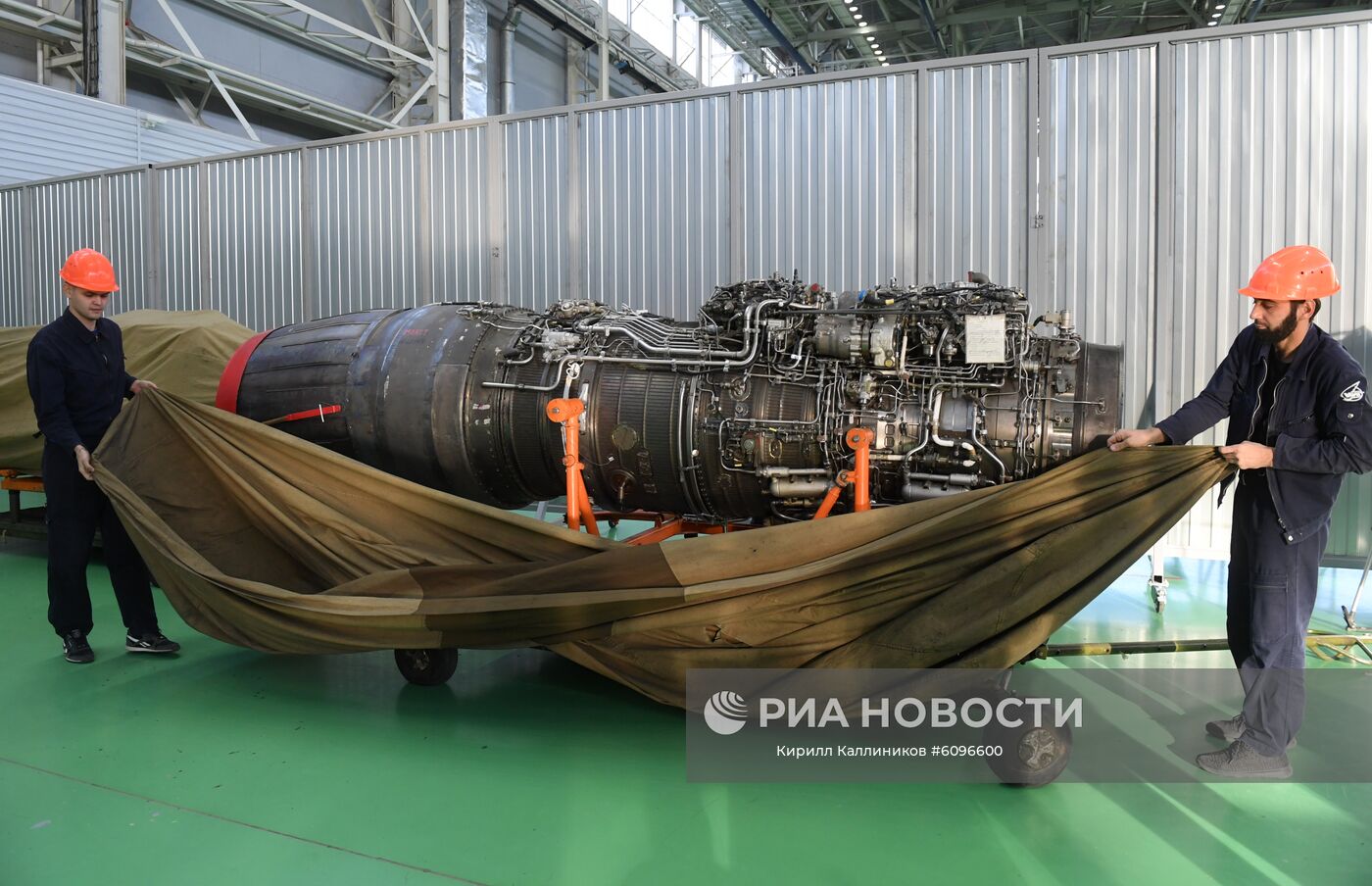 Сотрудники Луховицкого авиационного завода им. П.А. Воронина в Московской области. Место: Россия, Московская область. Автор: Кирилл Каллиников/РИА Новости. Производство самолетов "МиГ" на Луховицком авиационном заводе