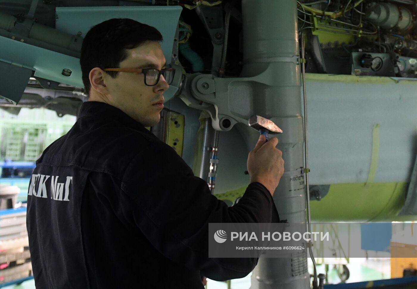 Сотрудник Луховицкого авиационного завода им. П.А. Воронина в Московской области. Место: Россия, Московская область. Автор: Кирилл Каллиников/РИА Новости. Производство самолетов "МиГ" на Луховицком авиационном заводе