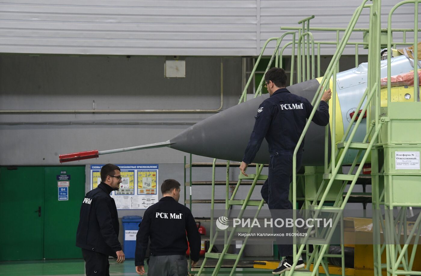 Производство самолетов "МиГ" на Луховицком авиационном заводе 