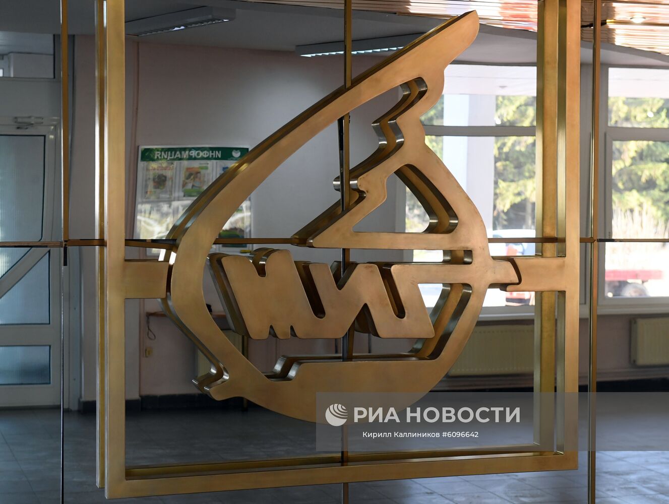 Логотип "Российской самолетостроительной корпорации" на проходной Луховицкого авиационного завода им. П.А. Воронина в Московской области. Место: Россия, Московская область. Автор: Кирилл Каллиников/РИА Новости. Производство самолетов "МиГ" на Луховицком авиационном заводе