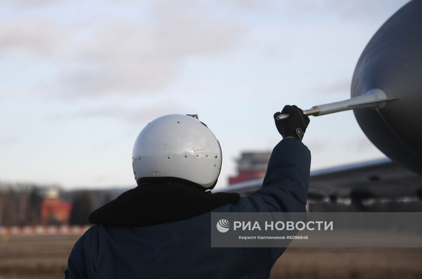 Летчик-испытатель на полигоне Луховицкого авиационного завода им. П.А. Воронина в Московской области. Место: Россия, Московская область. Автор: Кирилл Каллиников/РИА Новости. Производство самолетов "МиГ" на Луховицком авиационном заводе