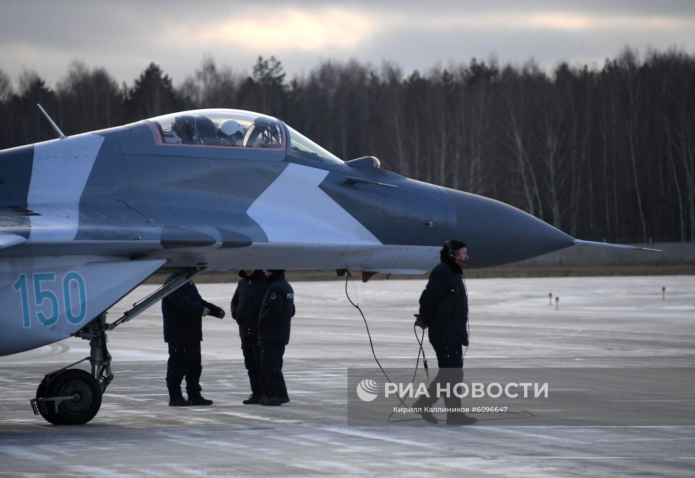 Сотрудники Луховицкого авиационного завода им. П.А. Воронина на полигоне в Московской области. Место: Россия, Московская область. Автор: Кирилл Каллиников/РИА Новости. Производство самолетов "МиГ" на Луховицком авиационном заводе