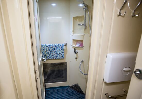 Двухэтажный фирменный поезд "Карелия" и обновленный вокзал презентовали в Петрозаводске