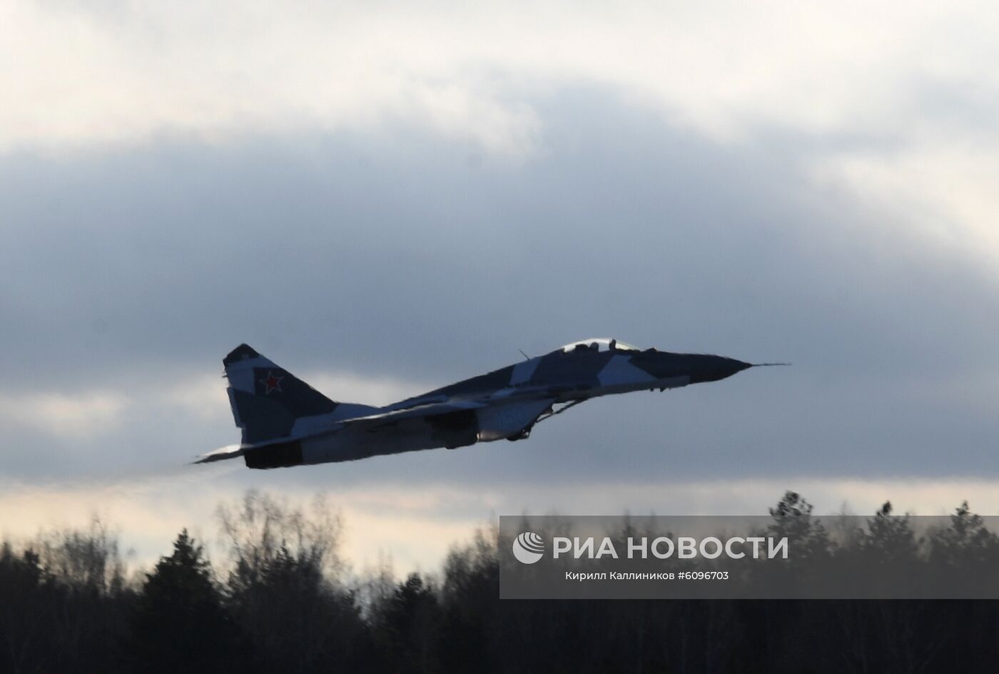 Многофункциональный фронтовой истребитель МиГ-35 на испытательном полигоне Луховицкого авиационного завода им. П.А. Воронина в Московской области. Место: Россия, Московская область. Автор: Кирилл Каллиников/РИА Новости. Производство самолетов "МиГ" на Луховицком авиационном заводе